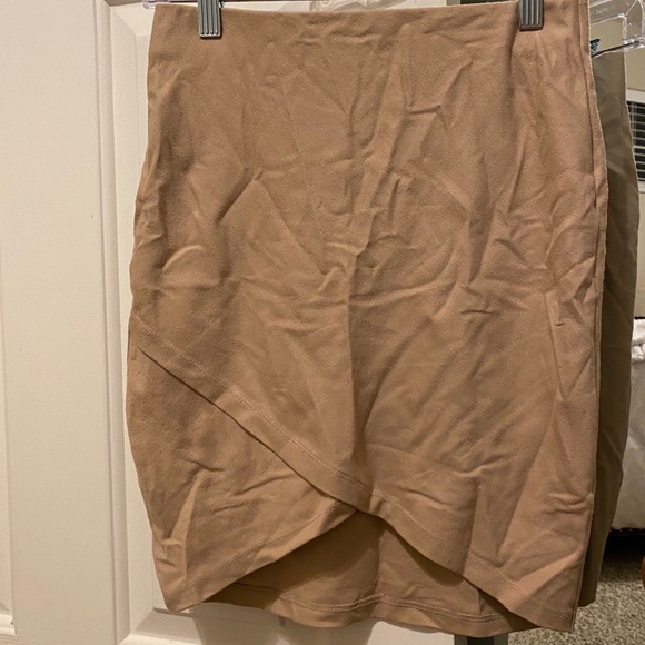 Beige tulip skirt F21 - Picture 3 of 4